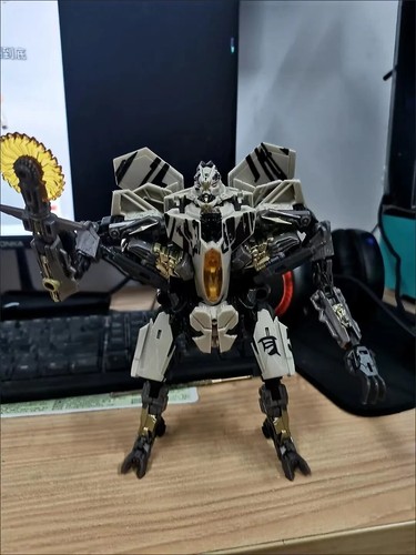 Starscream Studio Series SS21 Deluxe Action Figure Official 7" in box - Picture 2 of 6