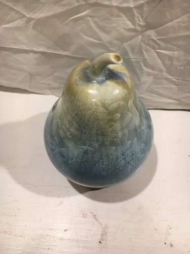 Porcelain Pear With Special Enamel Effects - Picture 4 of 10