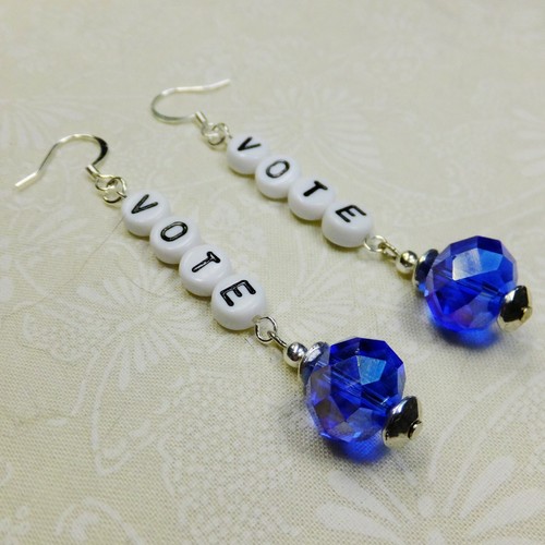 VOTE Ohrhänger facettierte blaue Glasperlen & s/w Buchstabenperlen NEU - Bild 1 von 2