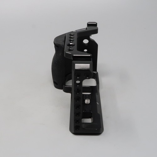 SmallRig Camera Cage with Silicone Handgrip for Sony a6400/a6300/a6100 Camera - Picture 4 of 5