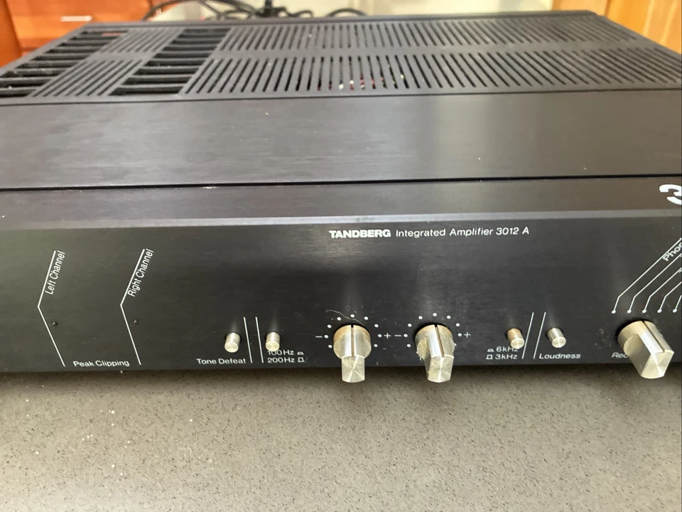 Amplificador integrado Tanberg 3012A Foto 4 de 4