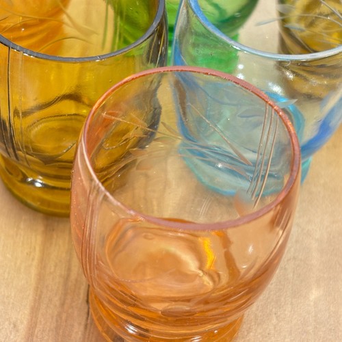 MCM Lote 6 Vasos Pequeños Grabados, Varios Colores, 2"h, PEQUEÑOS BOCADOS DE PULGAS DE BORDE - Imagen 2 de 16