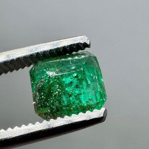 0.55 Carat Beautiful Natural Green Emerald Cut Gemstone Combined With Pyrite - Picture 14 of 16