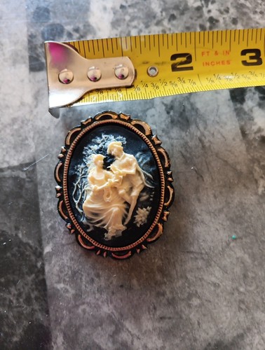 Granny Core Black & Ivory Toned Figural Cameo Gilt Brooch Vintage  - Picture 4 of 5