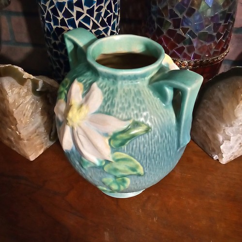 Vintage C. 1944 Roseville weiße Clematis blau mit weißen Blumen 107-8" zwei Griffe - Bild 11 von 23