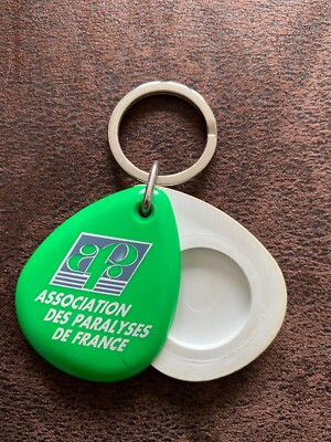Schlüsselanhänger - ASSOCIATION DES PARALYSÉS DE FRANCE - APF - grün für Einkaufswagen - BE
