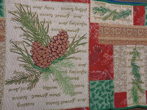 Vintage Weihnachten Tischläufer Tannenzapfen rot grün Patchwork Look Webart 12x72" - Bild 5 von 8