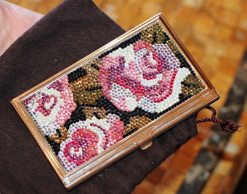 JUDITH LEIBER ROSA BLUMEN VISITENKARTEN ETUI HALTER SWAROVSKI KRISTALL STASH BOX - Bild 1 von 8