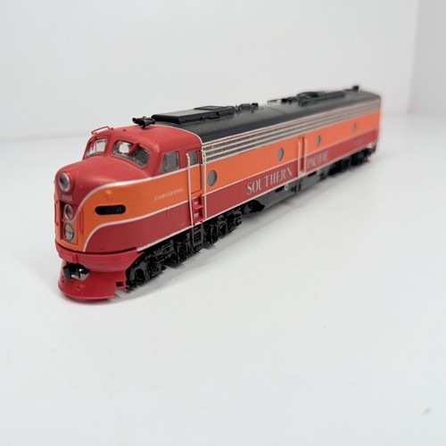 HO Scale Life-Like Proto 2000 Southern Pacific E8/9 Diesel Locomotive #6051 - Picture 3 of 11