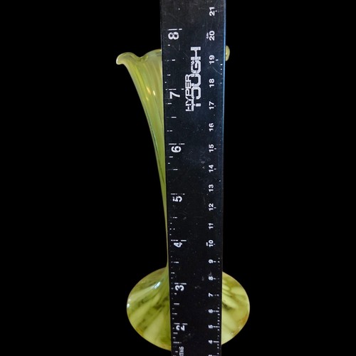 Vintage hellgrün weiß Vase mundgeblasen Stretch 7,75"x3,5" geraffter Rand MCM - Bild 9 von 11