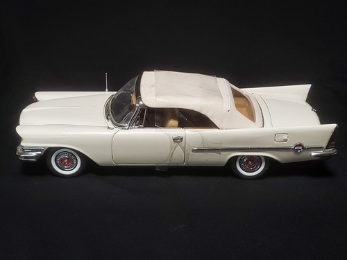 Danbury Mint 1957 Chrysler 300C Convertible Diecast 1:24 Toy Vehicle - Picture 8 of 12