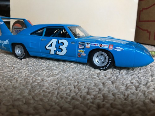 Racing Champions Richard Petty 1970 Plymouth Superbird NASCAR 1:24 DieCast 1999 - Picture 14 of 15