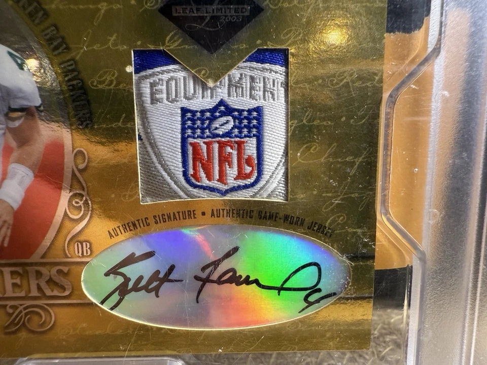 Leaf Limited 2003 Brett Favre Monikers material automático 3/10 Foto 2 de 4