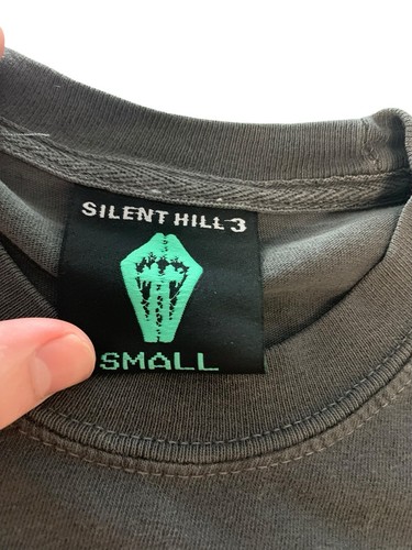 Camiseta pequeña Graveyard Goods Silent Hill 3 parque de atracciones color antiguo LE 150 sin usar - Imagen 3 de 3