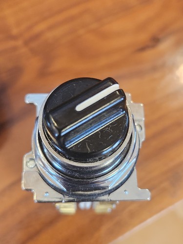 Eaton T1311-55553, 2 Pos Maint Switch, Black Knob 2 LONC/ECNO & 1 NC/NC (NOS) - Picture 3 of 4