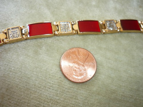 "ENCANTADORA PULSERA DE TONO PLATEADO Y TONO DORADO, PANELES DE LACA ROJA, 7 1/4" - Imagen 6 de 6