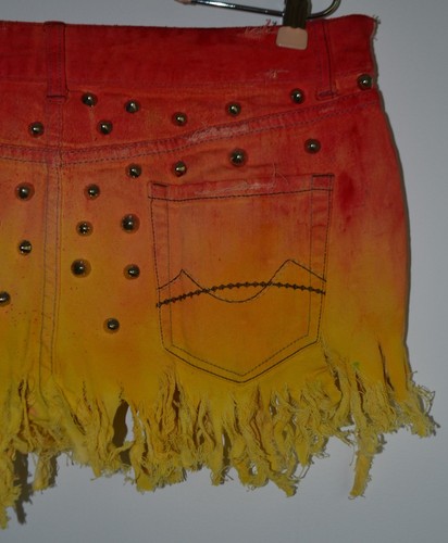 Pantalones cortos Mossimo Supply Co., origen artístico, en llamas, tachonados, angustiados - Imagen 6 de 7
