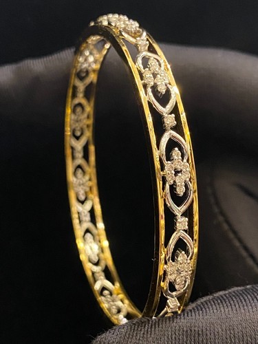 Stunning 1.50Cts Round Brilliant Cut Diamonds Bangle Bracelet In 750 18K Gold