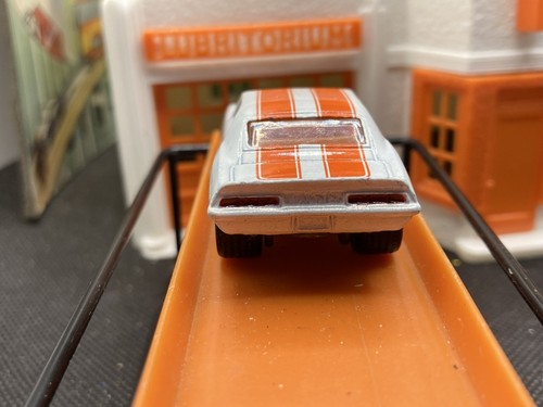 Hot Wheels Phil's Garage '69 Camaro White #12/39 Real Riders - Picture 8 of 9