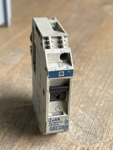 SCHNEIDER ELECTRIC GB2-CB09 CIRCUIT BREAKER 4A 1 POLE - Picture 1 of 4