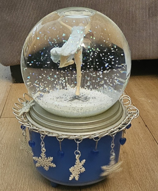 Peggy Fleming Hallmark Limited Edition Olympic Medalist Musical Snow Globe  2002