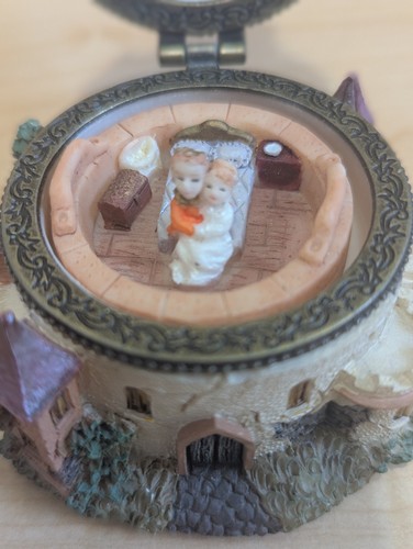Castle Hinged Trinket Box Prince & Princess In Bedroom Suite - Bild 3 von 9