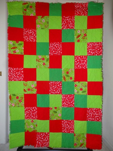 Christmas Candy Flannel Rag Quilt 41 "x65" Acurrucarse Navidad Rojo Verde - Imagen 3 de 4