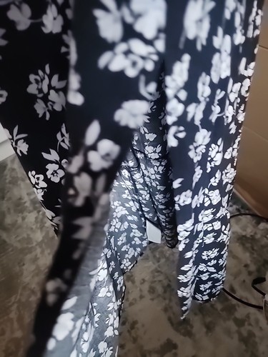 Hollister Sweet Mood Strick-Maxikleid mit hohem Schlitz und Blumen - Bild 5 von 14