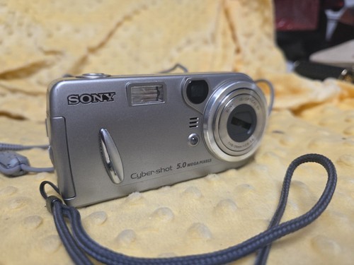 Sony Digital Camera Cybershot DSC-P92 5.0MP 3X Optical Zoom -Tested - - Picture 2 of 6