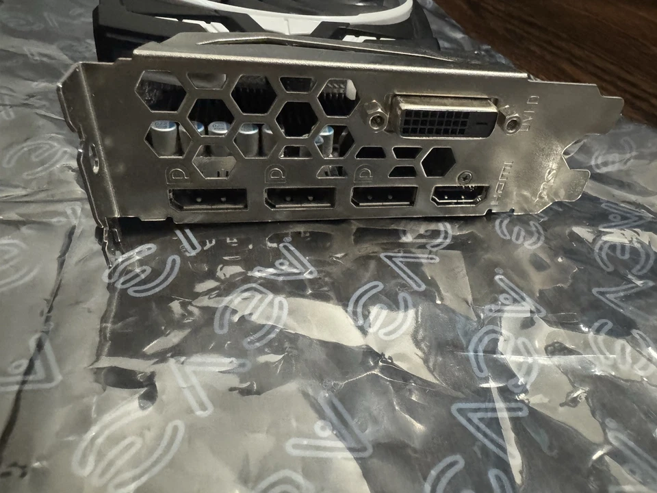 MSI AMD Radeon RX 570 ARMOR 8G OC Foto 2 de 4