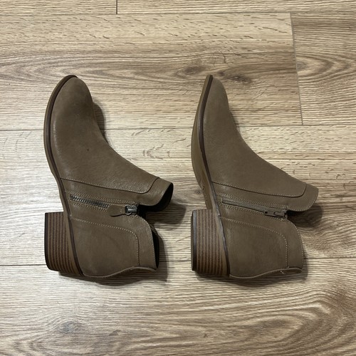 MIA Women’s Taupe Leather Ankle Boots Side Zip 1.5” Block Heel Size 8.5 - Picture 4 of 6