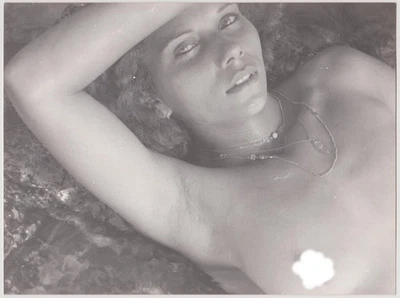 Photo Nu Féminin - eau bijoux plan rapproché - tirage argentique époque 1970s - Photo 1/2