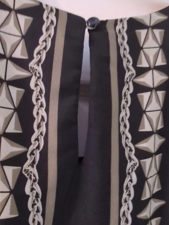 Платье цельнокроеное Julian Taylor черное с тропическим цветочным принтом без рукавов размер 14 - Изображение 4 из 4