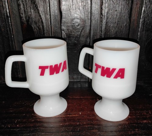 DE COLECCIÓN RARO TWA TRANS WORLD AIRLINES PEDESTAL TAZA JUEGO DE 2 TAZAS DE VIDRIO BLANCO LECHE - Imagen 8 de 8