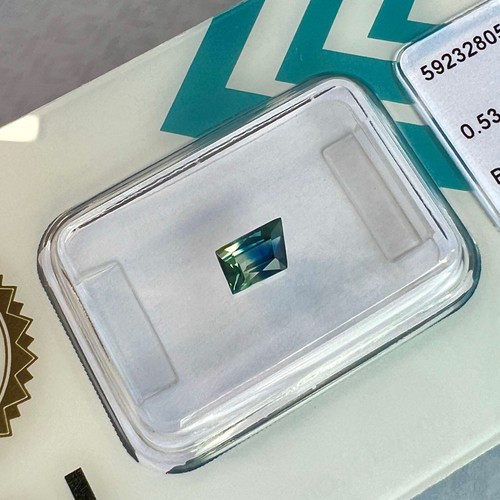 NATURAL IGI Certified Bi Colour Blue Yellow Sapphire 0.53ct Fancy TRAPEZE Cut - Picture 4 of 5