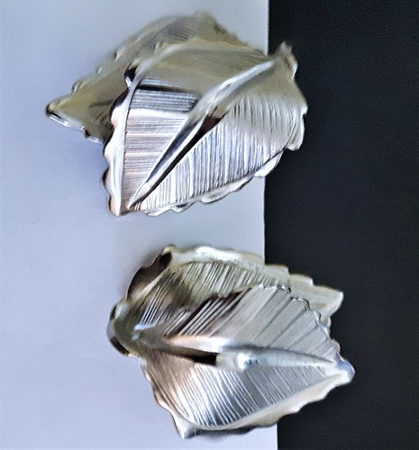 Pendientes con clip de hoja de follaje curvado plateado estilo MOD de colección años 60 - Imagen 2 de 11