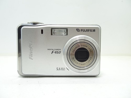 Fujifilm FinePix F460 5.1MP Digital Camera - Silver with Battery, Charger & SD. - Picture 2 of 8