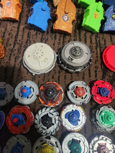 Huge Beyblade Lot plastic & metal  launchers parts & Accessories Estate find  - Bild 19 von 20