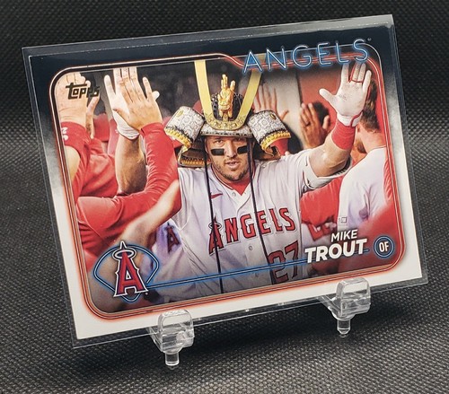 2024 Topps Series 1 - Mike Trout #27 Golden Mirror Image Variation SSP - Picture 4 of 6