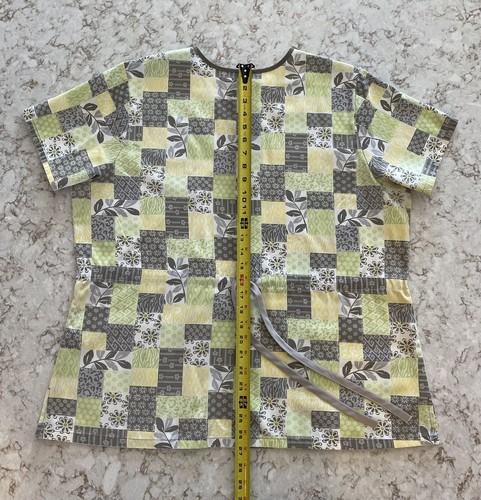 H.Q. Scrub Top Size L Flowers Yellow Gray Green Medical Nurse Veterinary (ScbH) - Picture 8 of 11