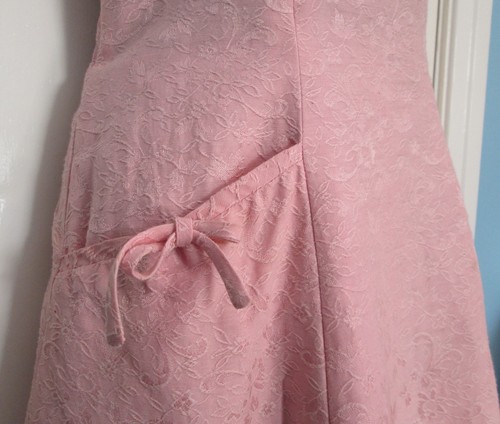 50er Jahre - rosa Brokat Party Kleid mit versteiftem Unterrock + Taschen Detail - S - Bild 7 von 12