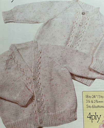 Baby Mädchen Spitzeneinsatz Strickjacke STRICKMUSTER V+Rundhals Hayfield 2107 - Bild 2 von 9
