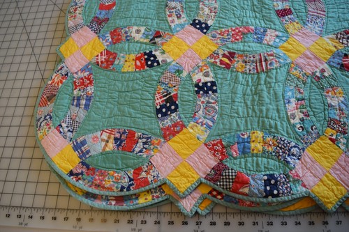 3832 Beautiful antique 1930-40's Double Wedding Ring quilt, florals, "that green - Picture 4 of 15
