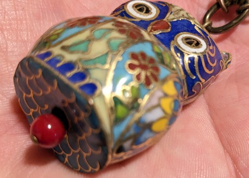 Estatuilla de búho vintage de latón esmaltado Cloisonne con cadena - Imagen 10 de 20