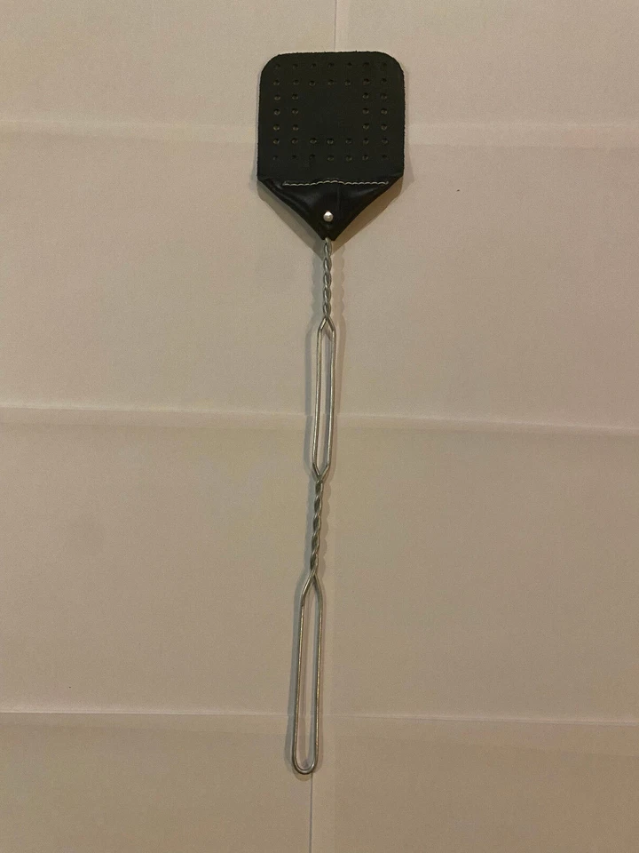 Heavy duty Amish hand made leather fly swatter log cabin print - Image 2 of 4