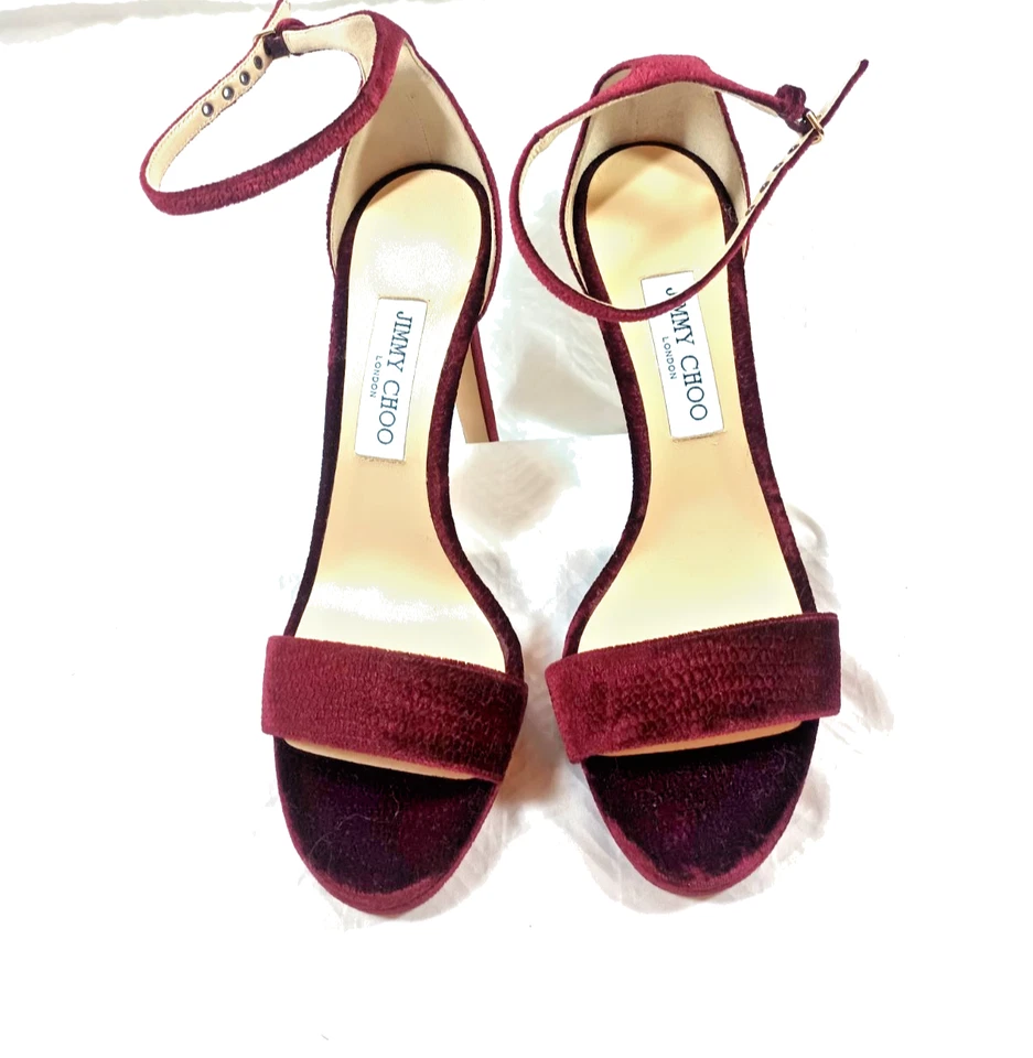 Tacones de aguja de terciopelo Jimmy Choo, rojo intenso, talla 40 (9,5), punta abierta. DS07 Foto 2 de 4