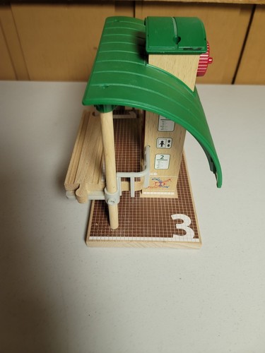 Brio World Wooden Railway Train Station Platform Building with Elevator - Picture 2 of 4