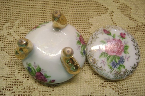 COPERCHIO MINIATURA VINTAGE FLOREALE TRE PIEDI, ACCENTI ORO PORCELLANA SCATOLA PORTAGIOIE - Foto 6 di 6