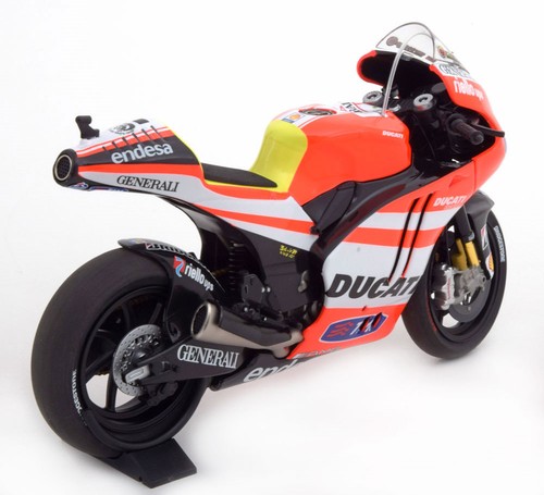 Minichamps Ducati Desmo GP11.2 'Ducati' MotoGP 2011 - Valentino Rossi 1/12 Scale - Picture 2 of 2