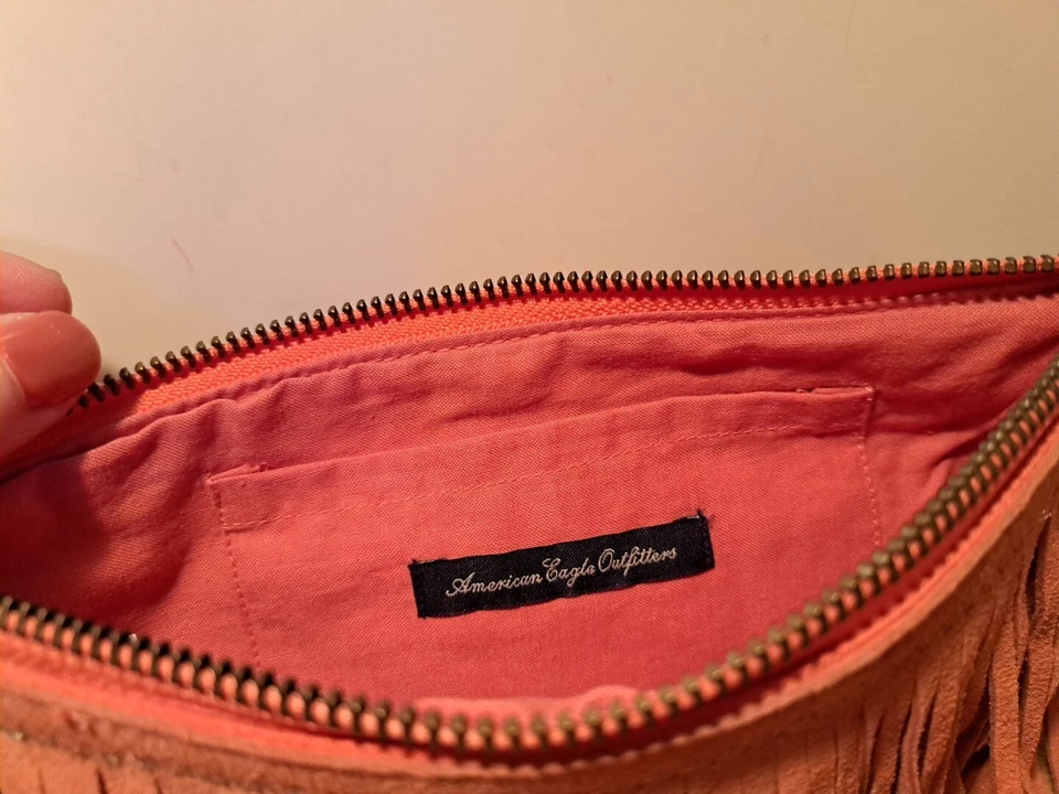 Bolso sin asas de muñeca de gamuza American Eagle Outfitters Aeo coral con flecos forrado con cremallera  Foto 4 de 4